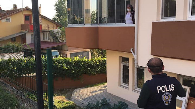 Vatandaşlar telefonla aranarak balkon ve pencerelere çağrıldı, ihtiyaçları soruldu.