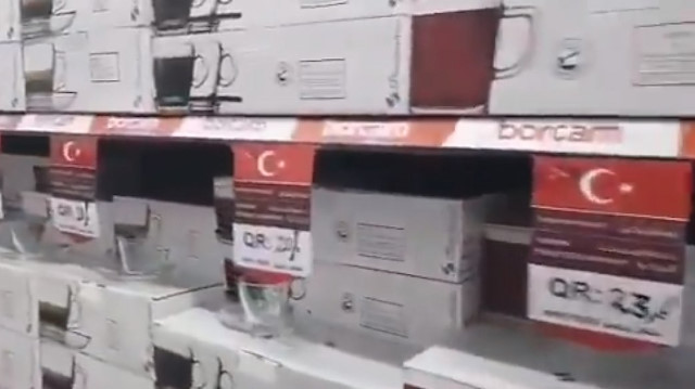 Katarlı esnaf, ürünlerin yanına "Sadece Türk ürünü alın" yazısı astı.