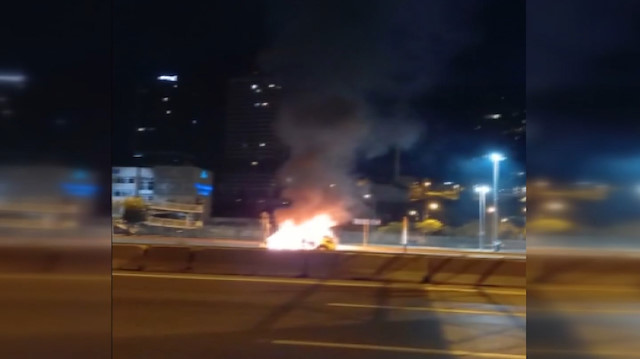 Kadıköy’de seyir halindeki ticari taksi alev alev yandı
