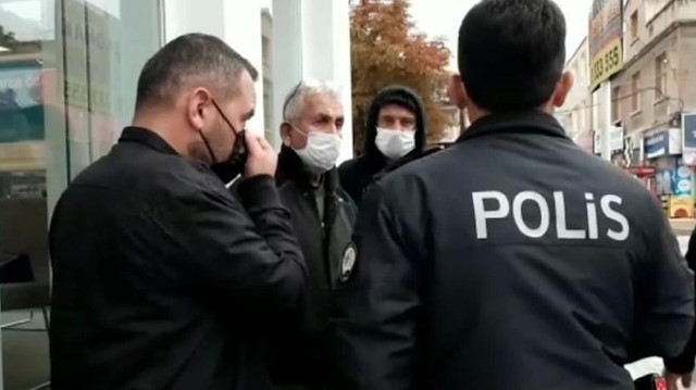 Banka şubesine gelen Kayhan Taşbaş, babasını alıp eve götürdü. Polis dolandırıcıların yakalanması için çalışma başlattı.
