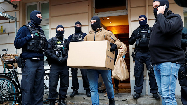 Berlin'de polisin camideki halılara botlarla basması tepkilere neden oldu