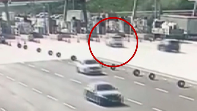 Süratle seyreden lüks cip otoyol gişelerine saplandı
