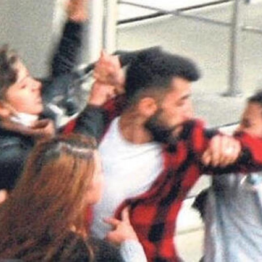 Kendisi için kavga eden 3 kızın arasında kalan genç adam zor anlar yaşadı