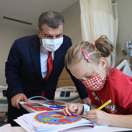 Bakan Kocadan Şehir Hastanesinde tedavi gören hastalara geçmiş olsun ziyareti