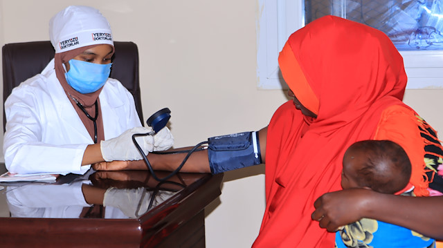 معاينة 17 ألف صومالي في المركز الصحي التركي بمقديشو