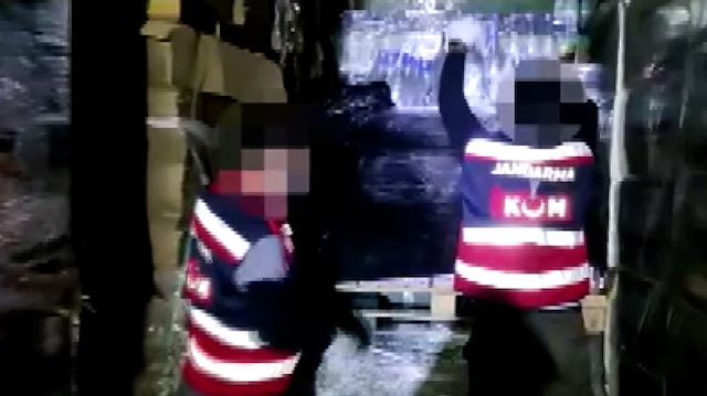 Jandarma ekiplerinden Arnavutköy'de sahte içki deposuna baskın