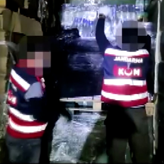 Jandarma ekiplerinden Arnavutköyde sahte içki deposuna baskın