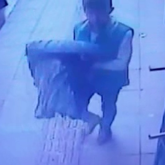 Esenlerde güpegündüz hırsızlık kamerada
