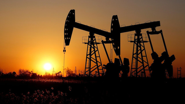 النفط يهبط مغلبًا مخاوف الطلب على تطمينات روسية بشأن الإنتاج

