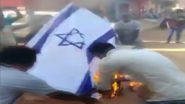 Sudan'da İsrail'le normalleşme girişimi protesto edildi: İsrail bayrağı ateşe verildi