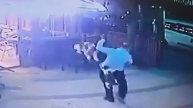 Köpeğini gezdirirken kedi saldırısına uğrayan adamın korku dolu anları kamerada