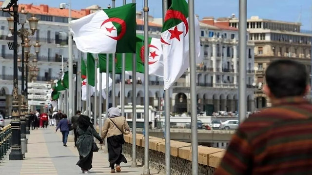 حملة الدستور الجزائري.. موالاة في الميدان ومعارضة بالافتراضي 