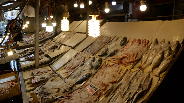 Denizlerde av yasağının kalkması ile birlikte tezgahlar balıkla doldu ancak bazı satıcıların tezgahların üzerine mavi veya mor ışık yerleştirerek balıkların kusurlarını gizlediği ortaya çıktı.