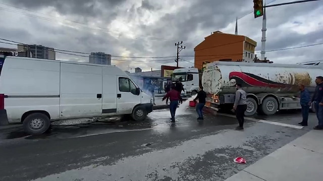 Sultangazi'de alev alan minibüs, şans eseri yoldan geçen su tankeri yardımıyla söndürüldü