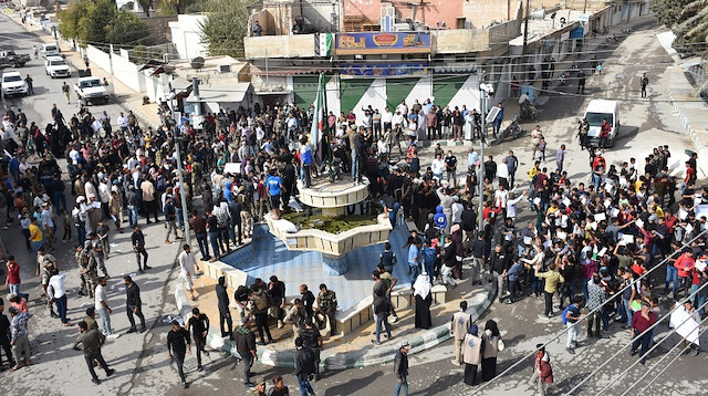 Protestocular, "İslam barış dini, terörizme yer yok" ve "Fransız ürünlerine boykot" yazılı Arapça dövizler taşıdı.


