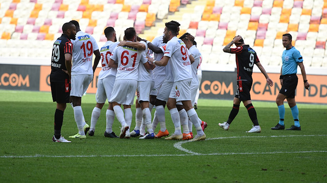 Yeni Malatyasporlu futbolcuların gol sevinci.