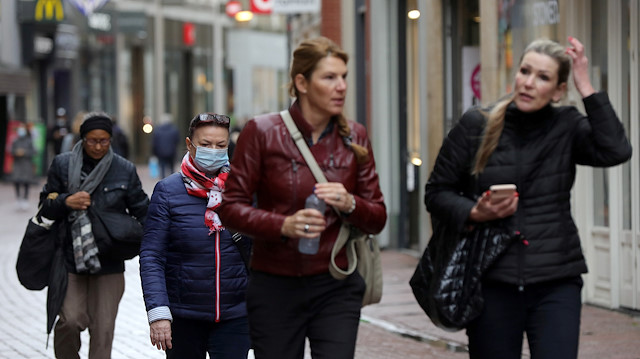 File photo: People with and without protective masks walk through the shopping street as the spread of coronavirus disease (COVID-19) continues in Amsterdam, Netherlands October 7, 2020. REUTERS/Eva Plevier

