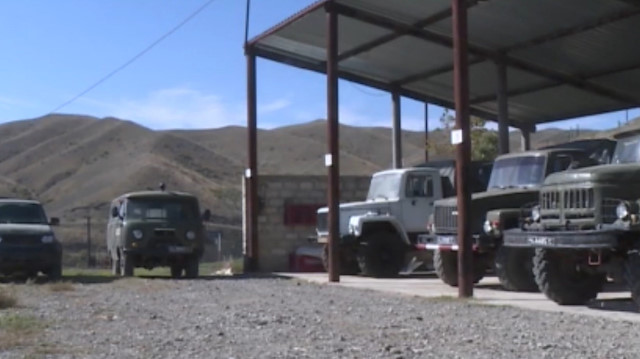 Azerbaycan ordusu, Ermenistan askerlerinin kaçarken geride bıraktığı askeri araç ve mühimmatları paylaştı