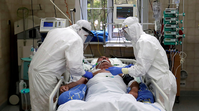FILE PHOTO: Members of the medical staff treat a patient suffering from the coronavirus disease (COVID-19) at the Intensive Care Unit (ICU) of the Slany Hospital in Slany, Czech Republic, October 13, 2020. REUTERS/David W Cerny/File Photo

