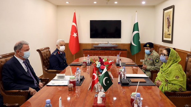 Milli Savunma Bakanı Hulusi Akar ve Pakistanlı mevkidaşı Zubaida Jalal Khan.