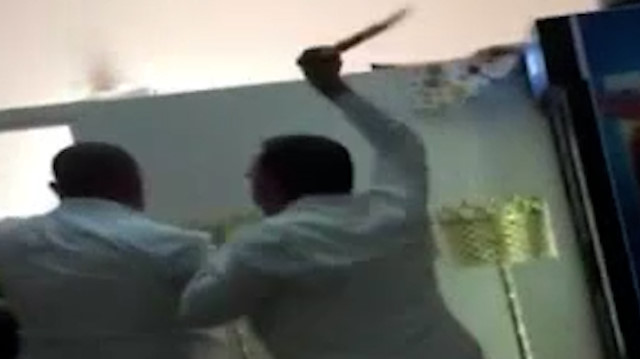 Bağcılar'da telefonla taciz iddiasına sopalı dayak kamerada