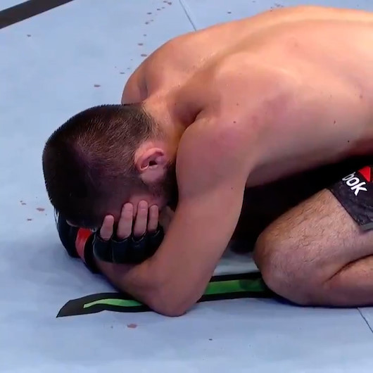 Yenilmez şampiyon Khabib Nurmagomedov, kariyerini sonlandırdığı karşılaşmada gözyaşlarına boğuldu