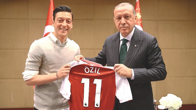 Cumhurbaşkanı Recep Tayyip Erdoğan, İngiltere’nin başkenti Londra’da Premier Lig’de oynayan Türk futbolcular İlkay Gündoğan, Mesut Özil ve Cenk Tosun’u kabul etmişti.