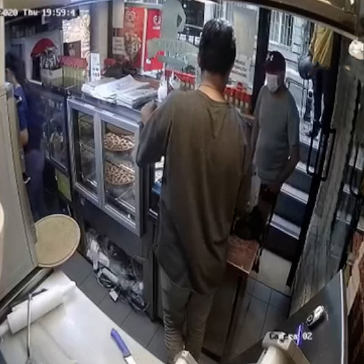 Kadıköyde pizza siparişi verip 4 bin liralık telefonu çalan hırsız kamerada