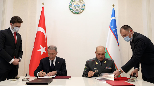تركيا وأوزبكستان توقعان اتفاقية تعاون عسكري