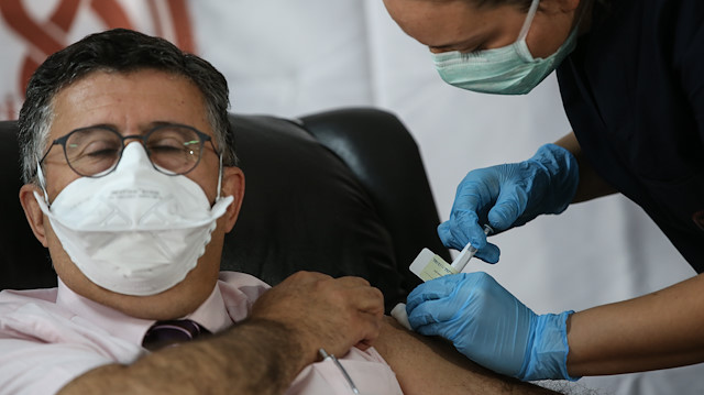 Amerikan ilaç şirketi Pfizer ile Alman BioNTech firmasının yeni tip koronavirüse (Kovid-19) karşı geliştirdiği aşı adayının, faz 3 çalışmaları kapsamındaki ilk aşısı, Ankara Üniversitesi İbni Sina Hastanesinde yapıldı.
Salgına karşı geliştirilen aşının faz 1 ve faz 2 aşamalarının başarılı olmasının ardından, faz 3 çalışmalarına geçildi.