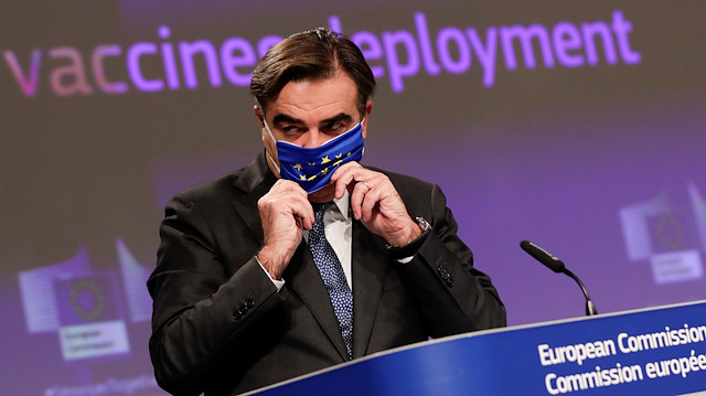 FILE PHOTO: European Commissioner for Promoting our European Way of Life Margaritis Schinas gives a press conference on EU Coronavirus Vaccination Strategy in Brussels, Belgium, October 15, 2020. Olivier Hoslet/Pool via REUTERS/File Photo

