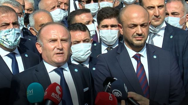 İYİ Partili 81 il başkanı, Ümit Özdağ'ın ihracı için genel merkeze ıslak imzalı dilekçelerini sundu.