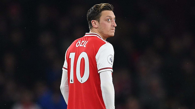 Mesut Özil'in Arsenal'de kadro dışı bırakılması tartışma konusu olmuştu.
