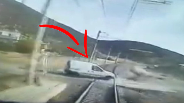 Hemzemin geçitte tren otomobile çarptı: Feci kazada dayı ile yeğeni hayatını kaybetti