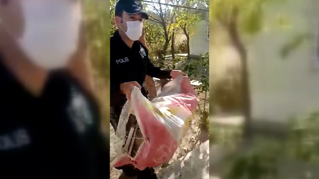 Tek başına yaşayan Bergüzar ninenin odun kömürünü polis ekipleri taşıdı