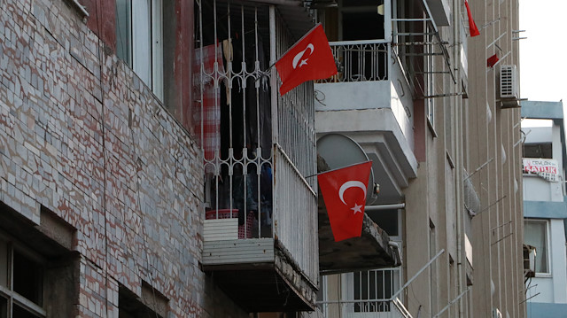 Vatandaşlar, teröre tepki olarak balkon ve pencerelerine Türk bayrakları astı.