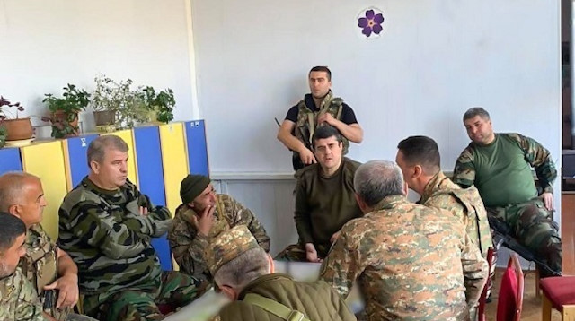 Sözde Karabağ lideri Arayik Harutyan, önlerinde harita beraberindekilerle anaokulunda toplantı yapıyor.