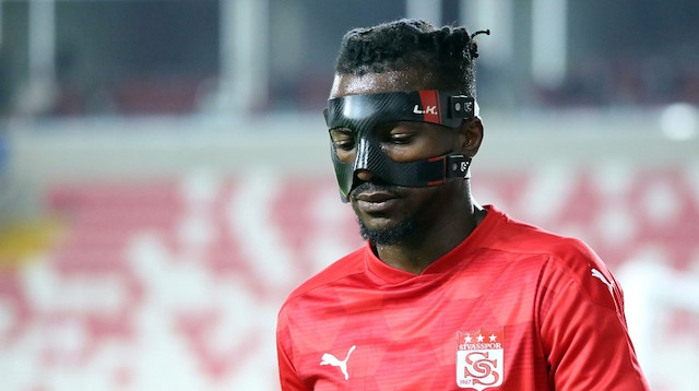 Sivassporlu futbolcu Kayode karşılaşmada maske ile oynadı.
