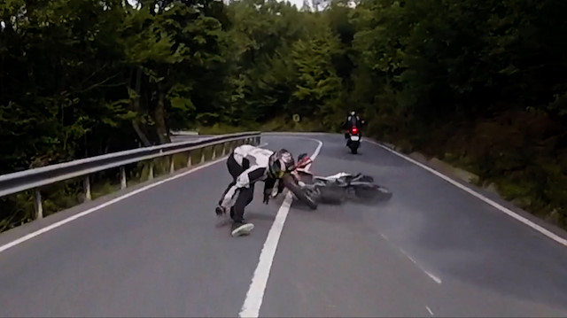Şile'de motosiklet kazası kameraya böyle yansıdı: Düşer düşmez kalkıp motosikletinin peşinden koştu