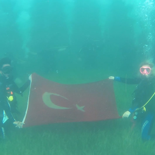 Cumhuriyet Bayramını su altında kutladılar