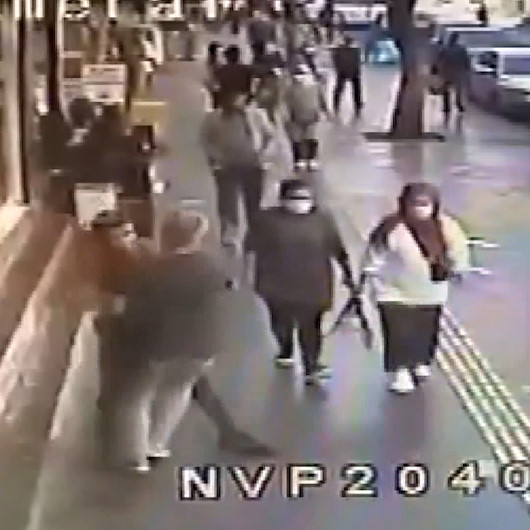 Merdivenden zıplayarak indi, ayağı kayınca yaya ile çarpıştı