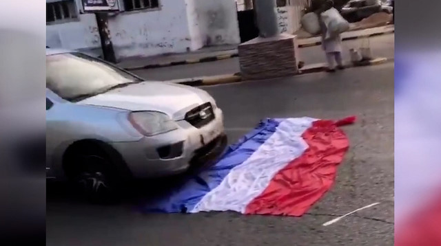 Libya'da İslam düşmanı Macron'a tepki amacıyla Fransız bayrağının üzerinden araçlarla geçildi