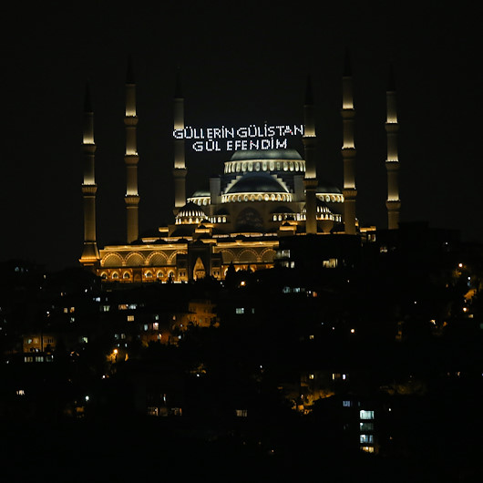 Büyük Çamlıca Camiine Güllerin Gülistanı Gül Efendim yazılı mahya asıldı