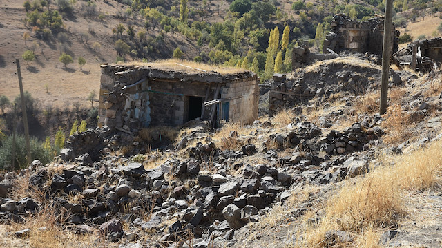 Kimse yaşamamasına karşın muhtarı ve 13 seçmeni bulunan Tabaklı köyü, yıllardır kullanılmayan taş evlerin harabeye dönüşmesiyle adeta hayalet köye dönüştü.