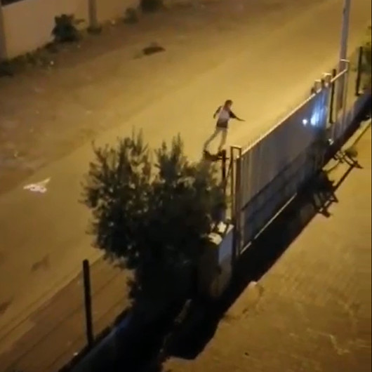 Görenler şaşkına döndü: Sokak ortasında gölgesiyle kavga etti