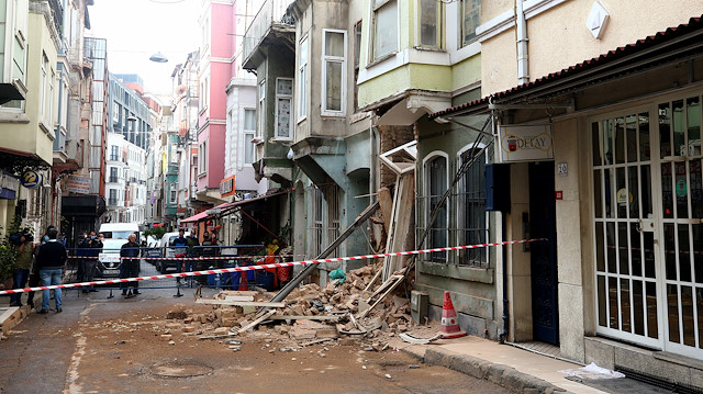 Beyoğlu'nda 2 katlı metruk binada çökme meydana geldi.