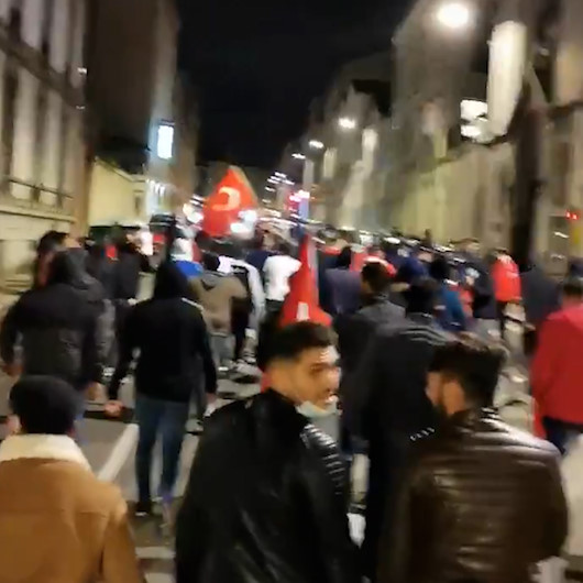 Fransada Türk, Pakistanlı ve Cezayirli Müslümanlar Türk bayrağıyla yürüyüş düzenledi