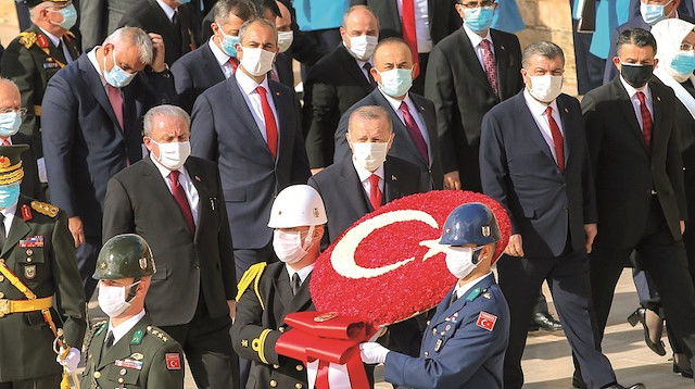 Cumhurbaşkanı Tayyip Erdoğan başkanlığındaki devlet erkanı, Cumhuriyet’in ilanının 97’nci yıl dönümü dolayısıyla Anıtkabir’i ziyaret etti. 