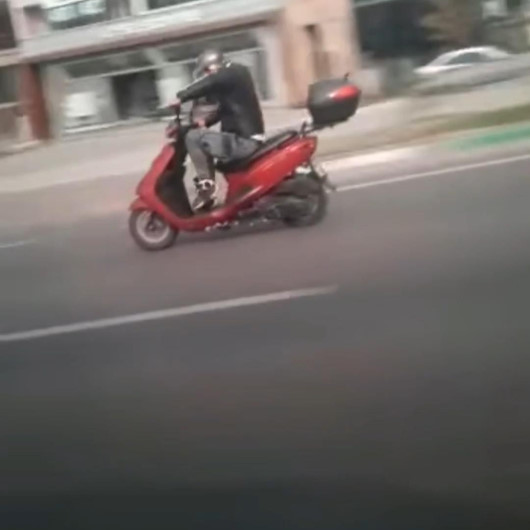 Trafikte ilginç anlar: Motosikletini kamçılayan adam
