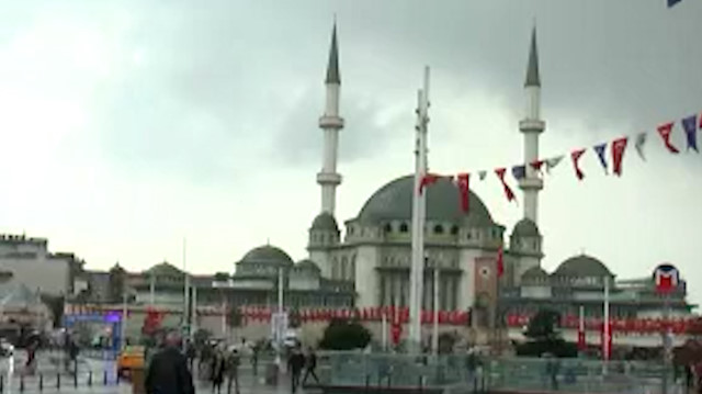 Taksim'de yağmur başladı